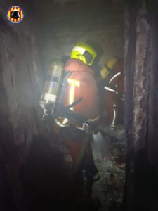 Los bomberos intervienen en un incendio de una vivienda en Quart de Poblet